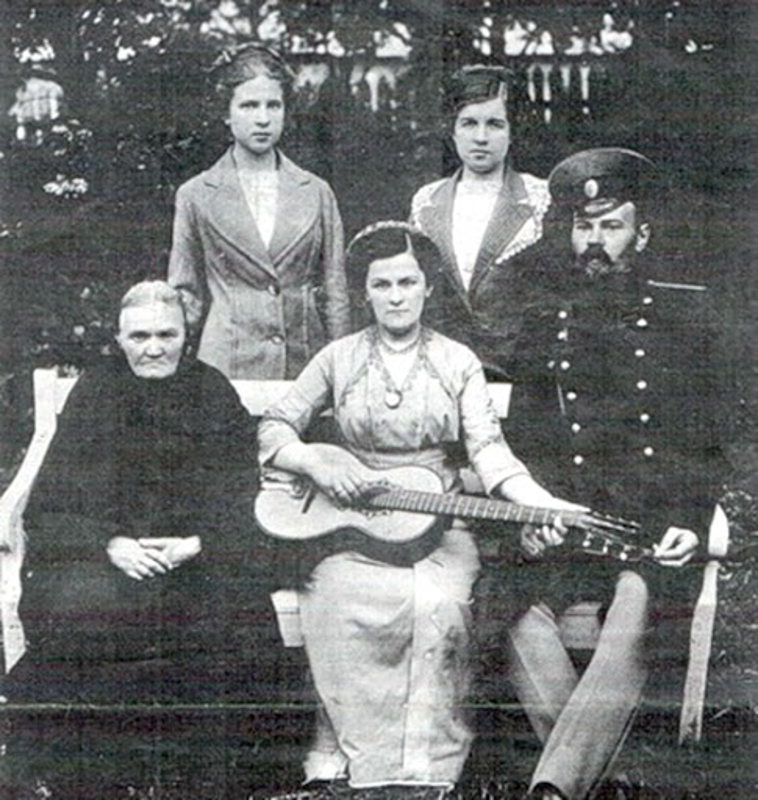Валянціна Сулкоўская з мужам і родзічамі ў дзень вяселля. 1912 г.