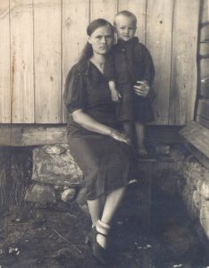 Ганна Янучок з дачкой Аленкай. Пасёлак Манькова. 1946 г.