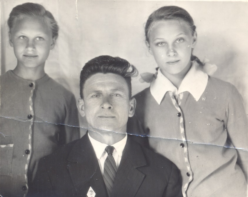 Іван Паўлавіч з дочкамі Ларысай (злева) і Тамарай.