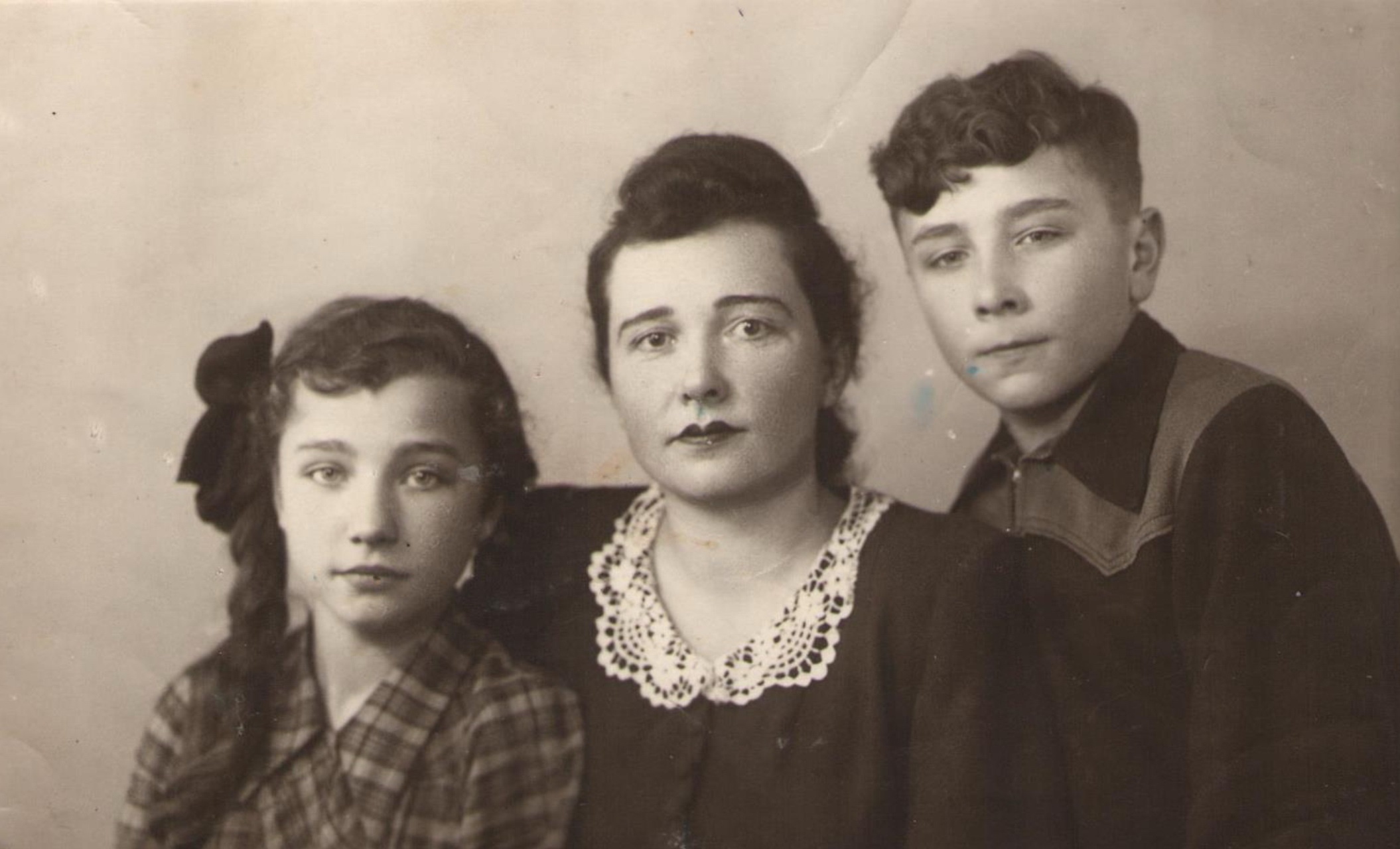 Аляксандра (Шура) Данілеўская з дачкой Мірай і сынам Юрам. 1956 г.