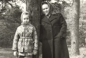 Уладзіслава Забродская з унучкай Стэлай. 1976 г.